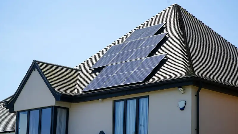 Haus mit Solaranlage auf dem Dach
